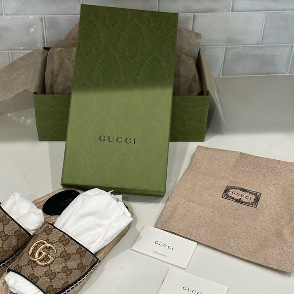 Gucci slides, worn 2 times only! Size 37 1/2. Fits like a woman’s 6 1/2 to 7. - Picture 6 of 12